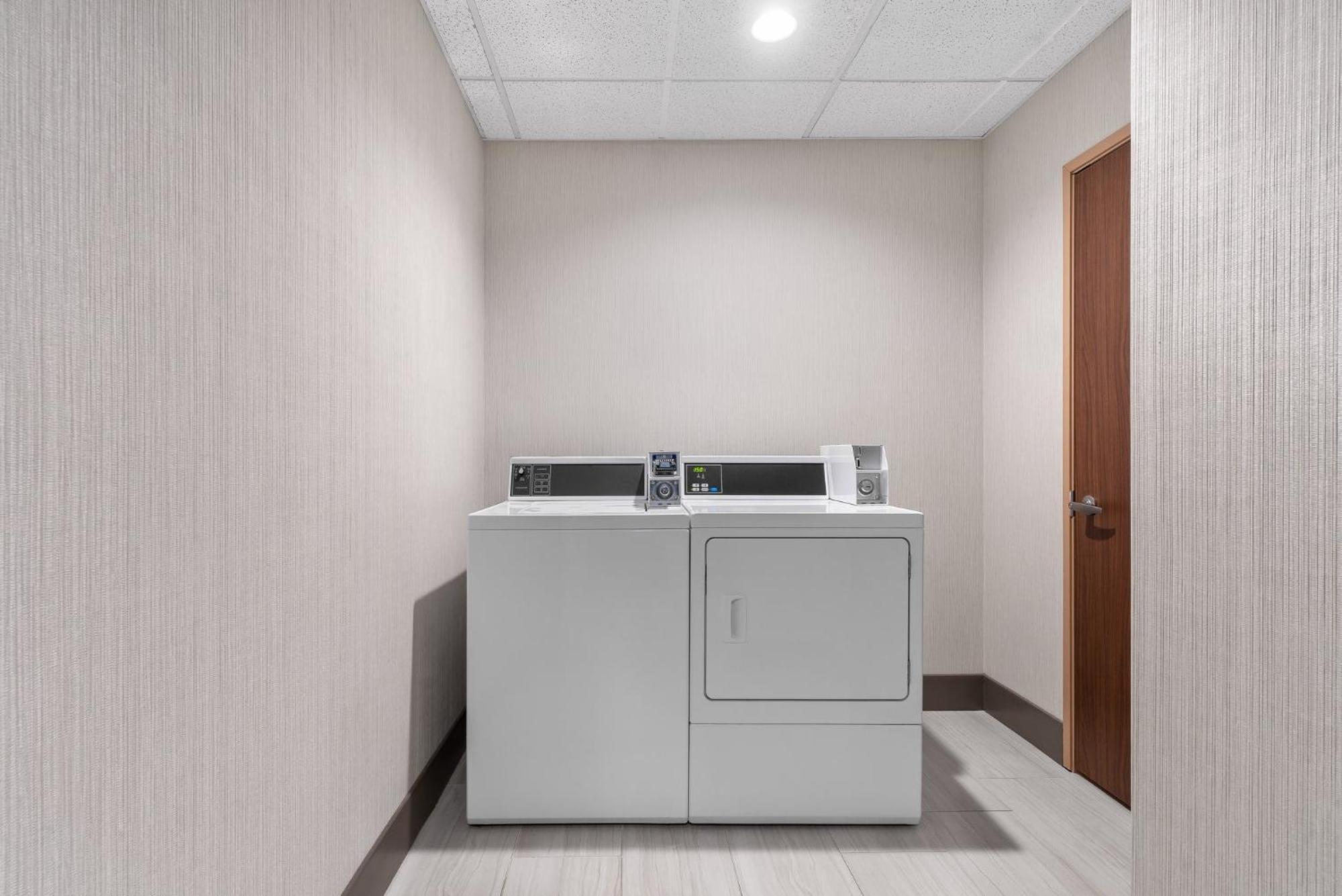 Holiday Express & By Ihg 2* Coralville