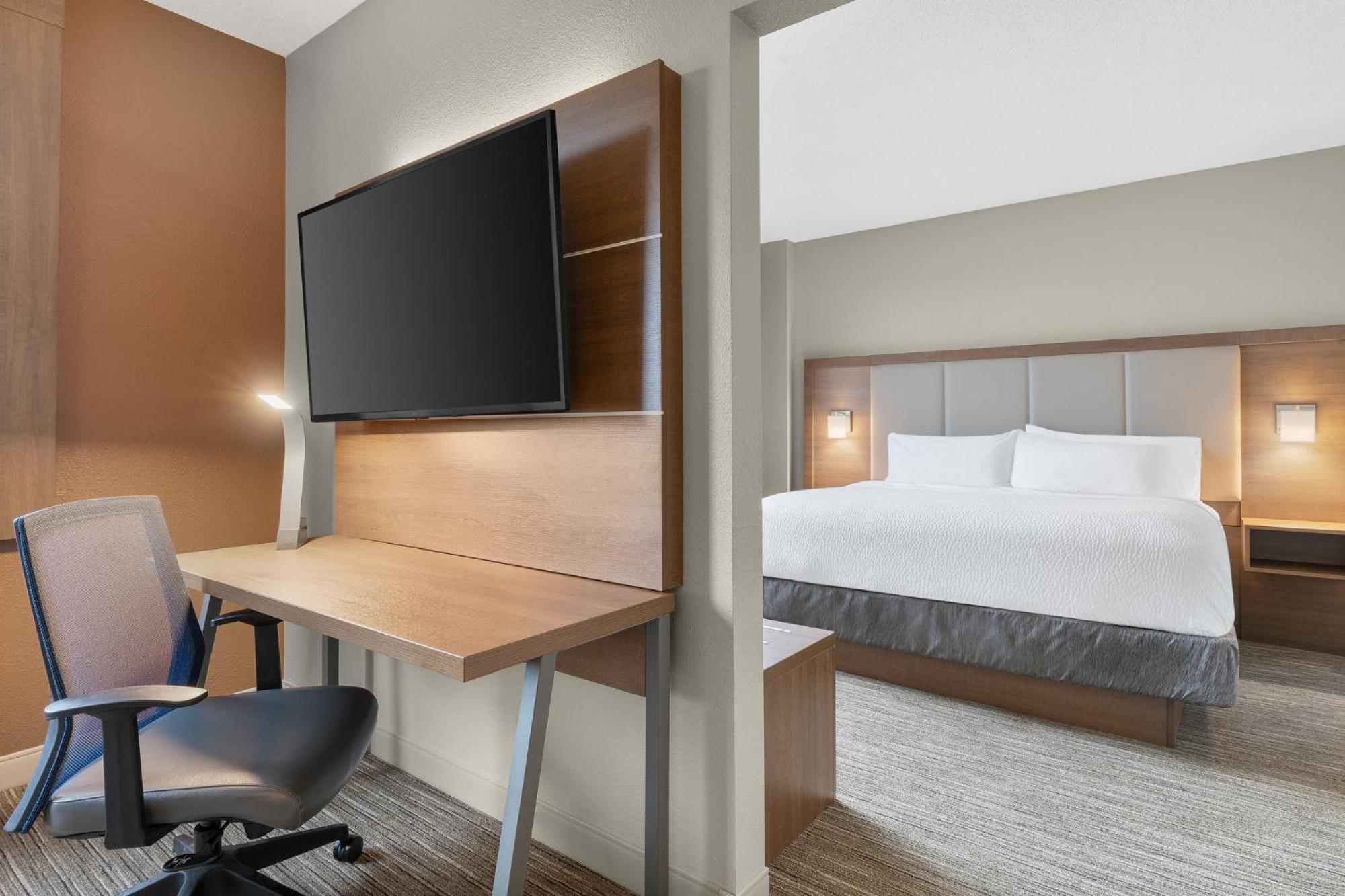 Holiday Express & By Ihg Hotel 2*